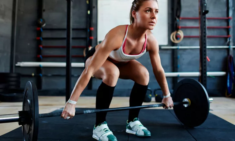 Mujer practicando halterofília