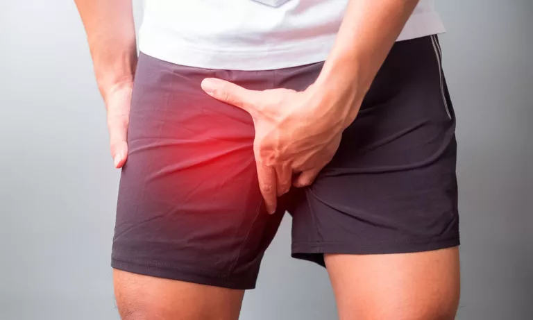 Hombre con síntomas de dolor en el músculo psoas ilíaco