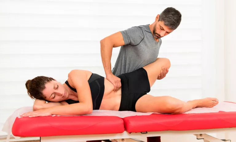 Fisioterapeuta tratando el psoas ilíaco de una mujer