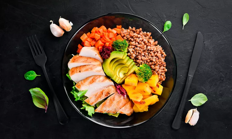 Buddha bowlde quinoa y pollo a la parrilla