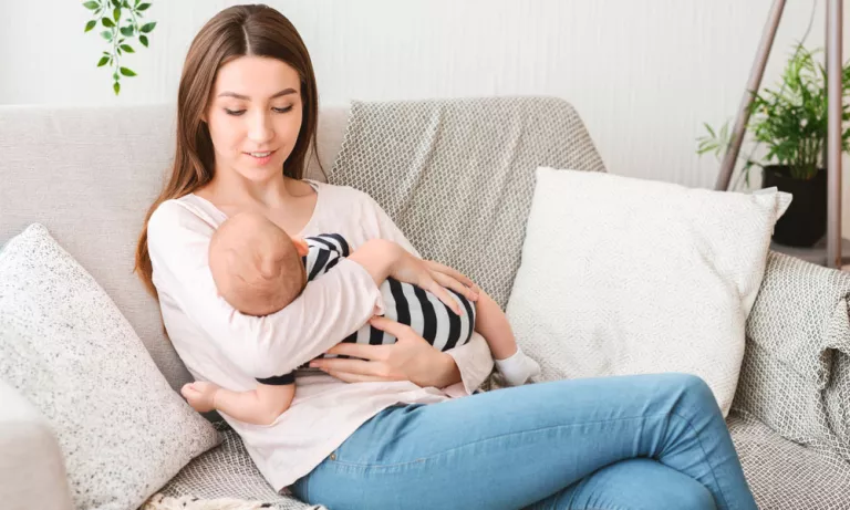 Madre amamantando a su bebé