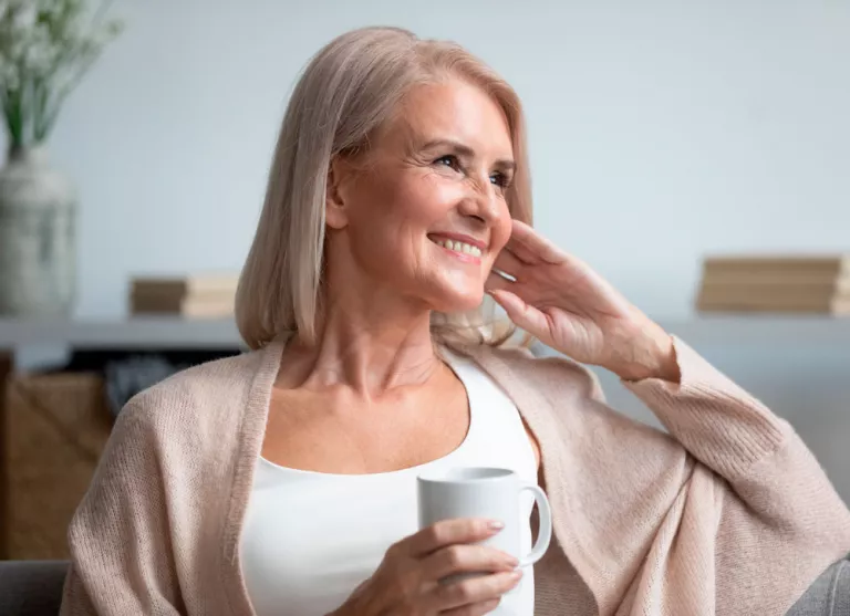 Mujer madura tranquila y feliz