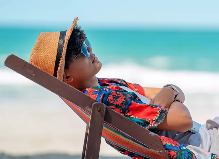 Hombre durmiendo durante el día en la playa