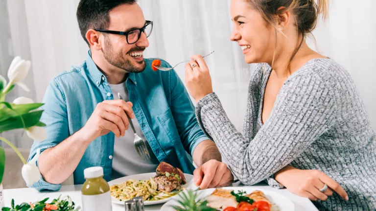 Pareja cenando comida ligera