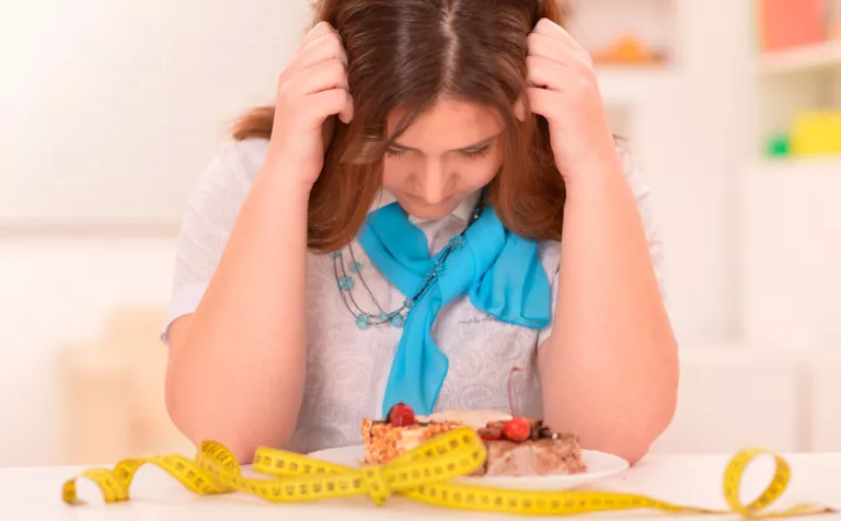 Mujer deprimida por la dieta