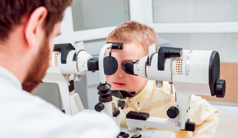 Oftalmólogo haciendo un test de visión a un niño
