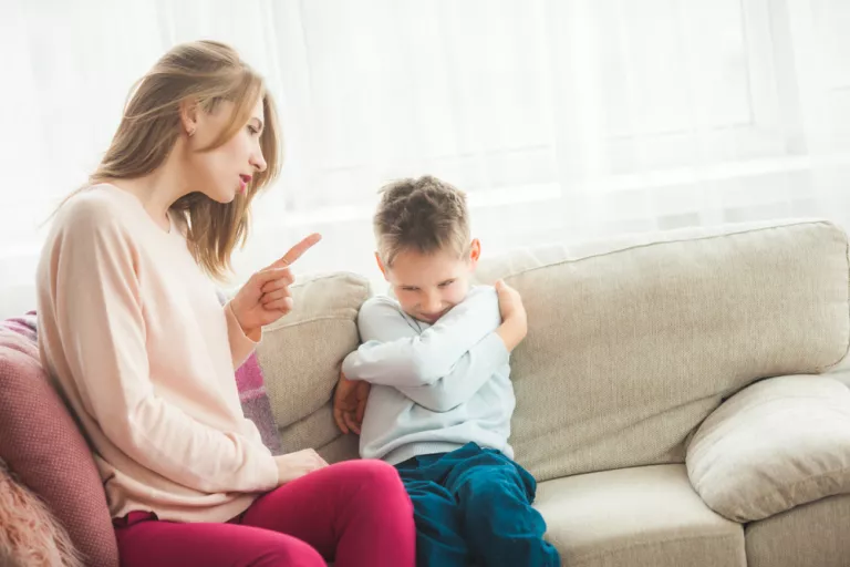 Madre explicando a su hijo que no debe decir palabrotas