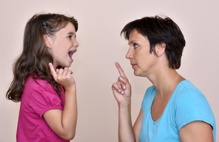 Madre advirtiendo a su hija para que no diga palabrotas