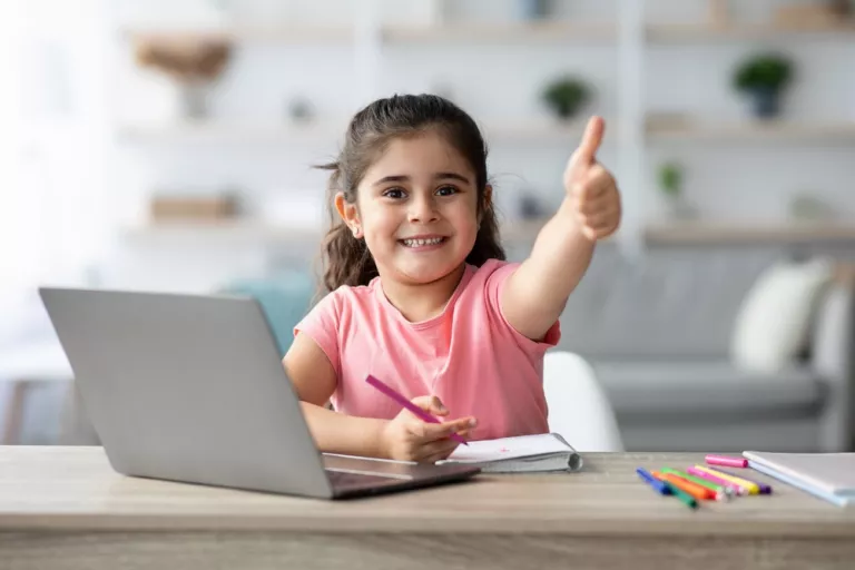 Niña haciendo levantando el pulgar hacia arriba