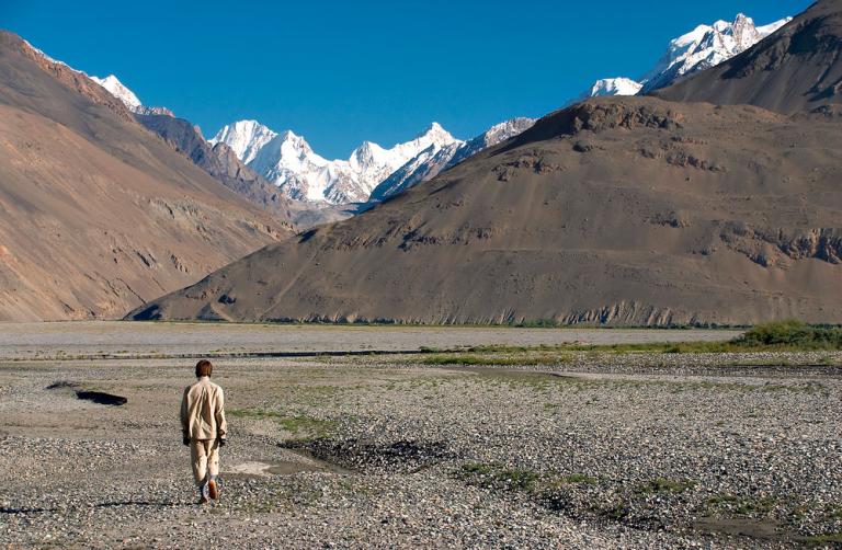 Nómada afgano caminando por las montañas de Afganistán