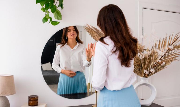 Mujer observándose en un espejo