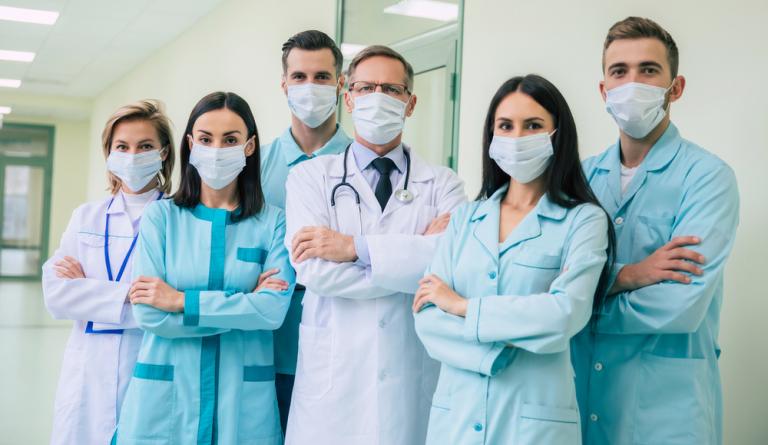 Grupo de sanitarios con mascarilla preparados para afrontar una nueva pandemia