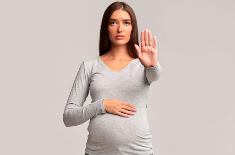 Mujer advirtiendo del uso de shatavari durante el embarazo