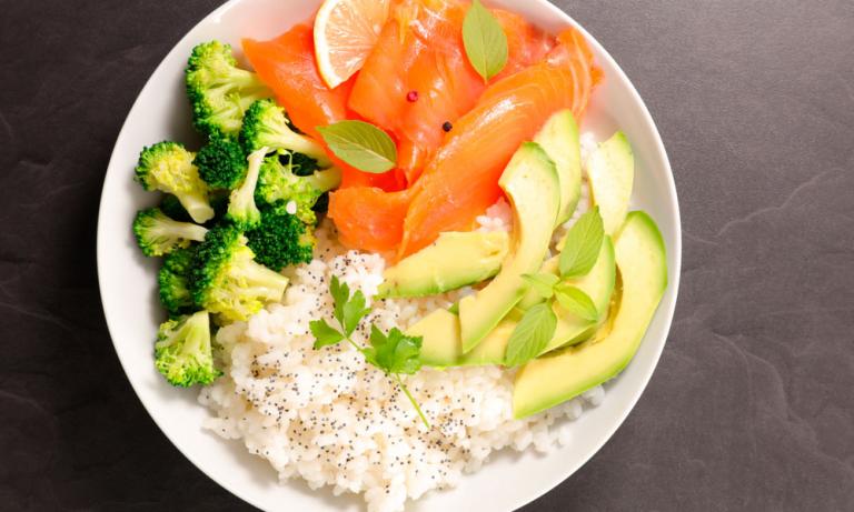 Bowl de salmón y arroz integral con verduras