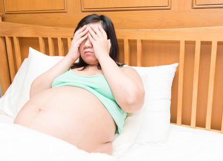 Mujer embarazada con síntomas de estres