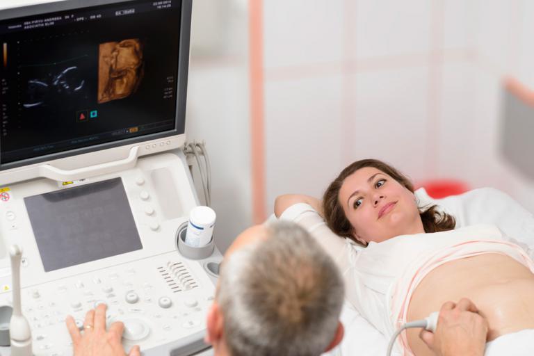 Doctor realizando una ecografía a una embarazada