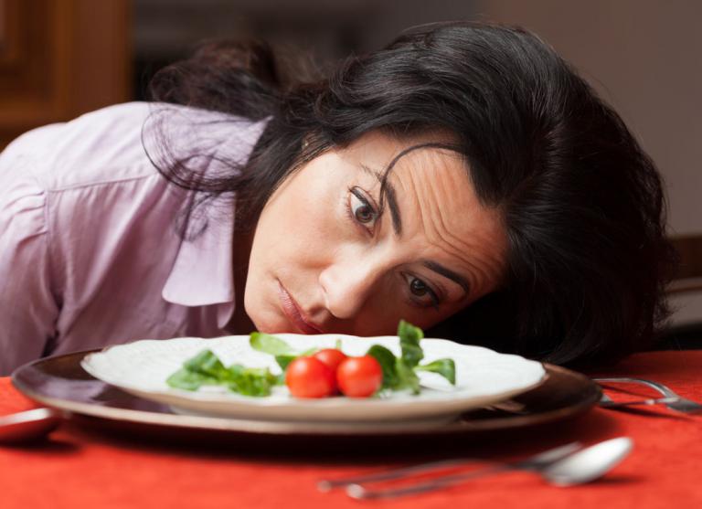 Mujer deprimida por hacer dieta
