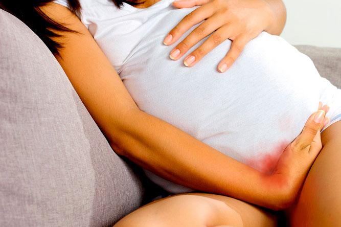 Embarazada con síntomas de desprendimiento de la placenta