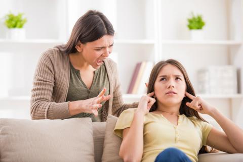 Madre intentando comunicarse con su hija tirana