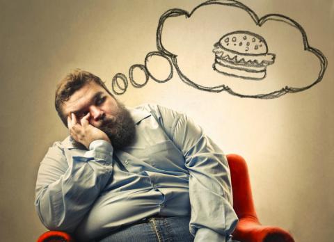 Hombre obeso afectado por hambre emocional