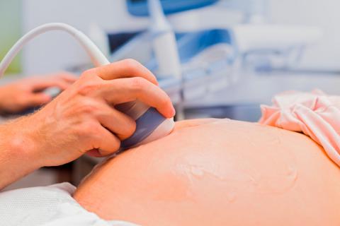 Mujer preparándose para la realización de la prueba de amniocentesis