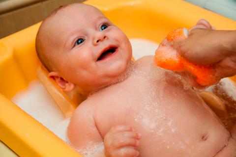 Bebé bañándose en su bañerita