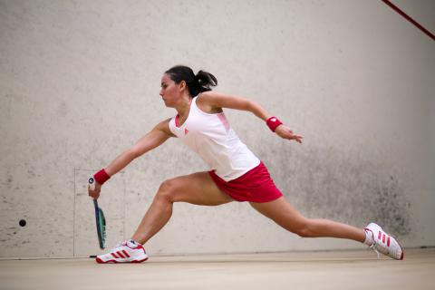 Jugadora de squash con gran resistencia muscular