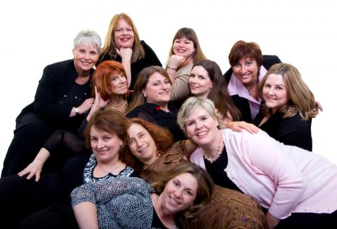 Un grupo de teatro formado por mujeres posa sonriente