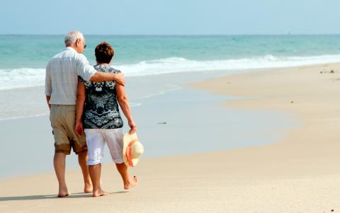 Caminar y nadar, las mejores actividades para los mayores en la playa