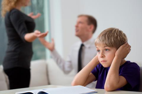 Niño se tapa los oidos al discutir sus padres