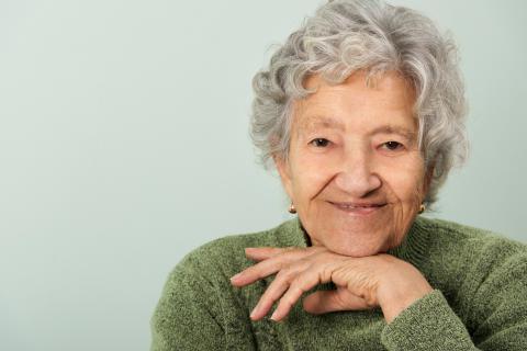 Mujer con osteoporosis