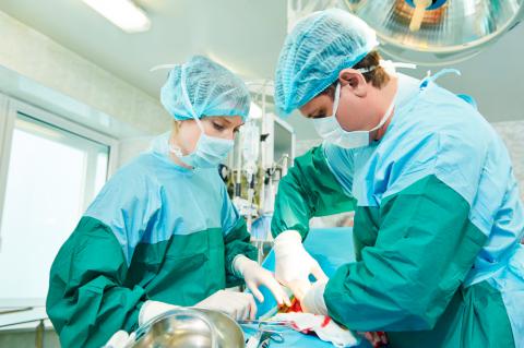 Cirujanos realizando una cesárea