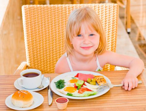 Consejos para que los niños se comporten cuando coméis fuera de casa
