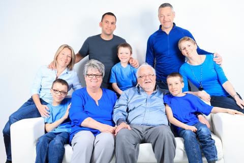 Una pareja mayor posa rodeada de sus hijos y nietos