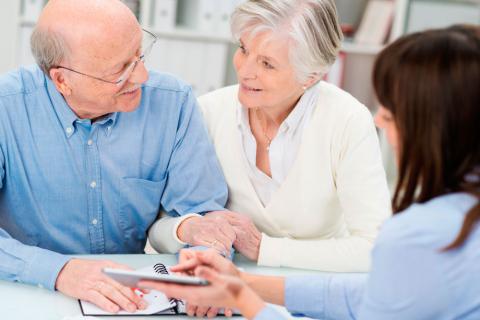 Una pareja se asesora para rescatar su plan de pensiones