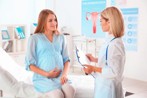 Embarazada en consulta del médico