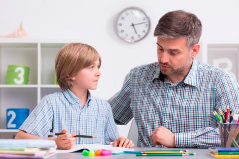 Padre ayudando con los deberes al niño