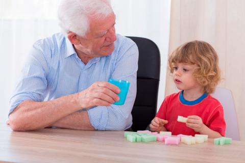 Un abuelo juega con su nieto