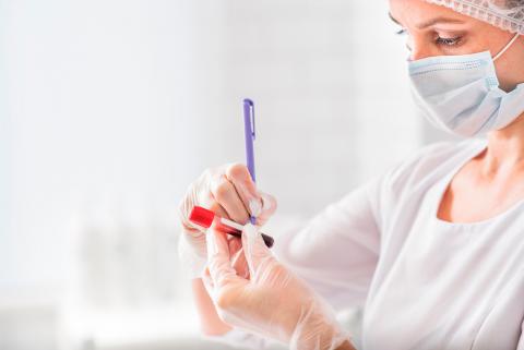 Enfermera etiquetando una muestra de sangre