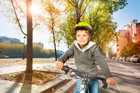 Un niño pequeño monta en bicicleta