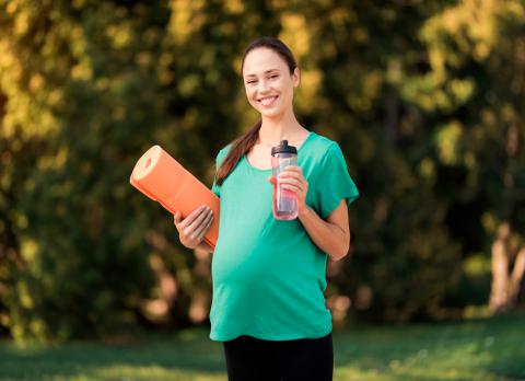 Embarazada realizando ejercicio físico