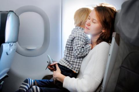 Madre e hijo en su asiento del avión