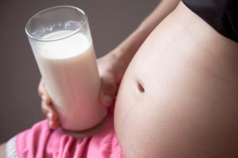 Un vaso de leche para dormir mejor durante la gestación
