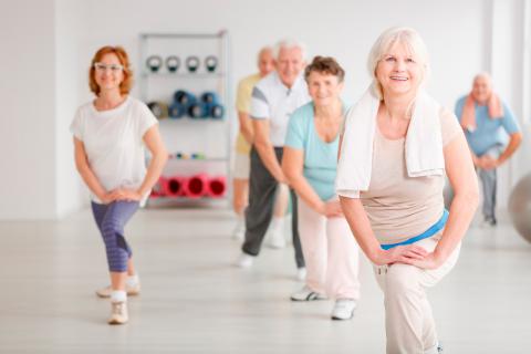 Personas mayores realizando ejercicio físico