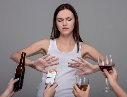 Mujer rechaza hábitos tóxicos: tabaco y alcohol