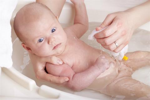 Consejos para cuidar la piel del bebé en el baño