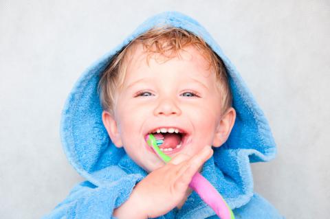 Niño cepillándose los dientes