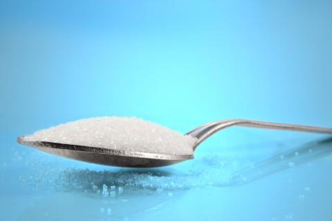 Azúcar en una cuchara, relación con insulina e hipoglucemia