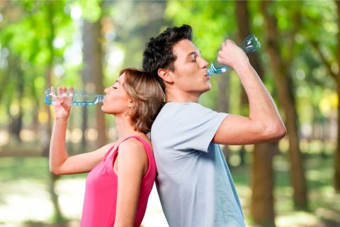 Deportistas bebiendo agua para prevenir la hiponatremia