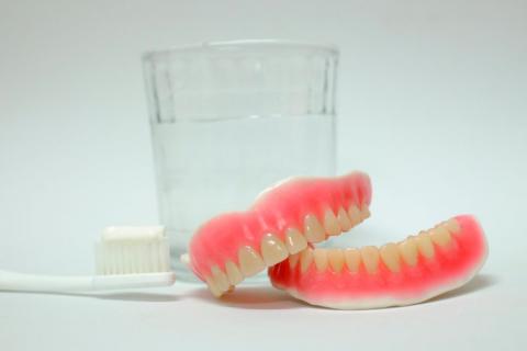 Higiene de la prótesis dental del mayor 